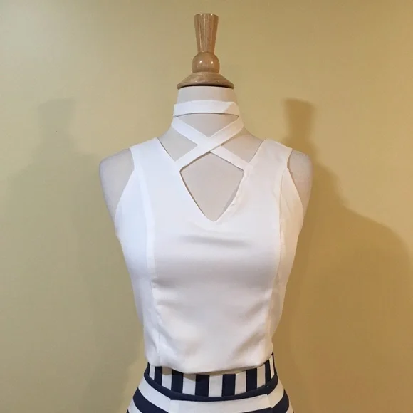 Cross Front Wrap Choker Cropped Top - Picture 4 of 7